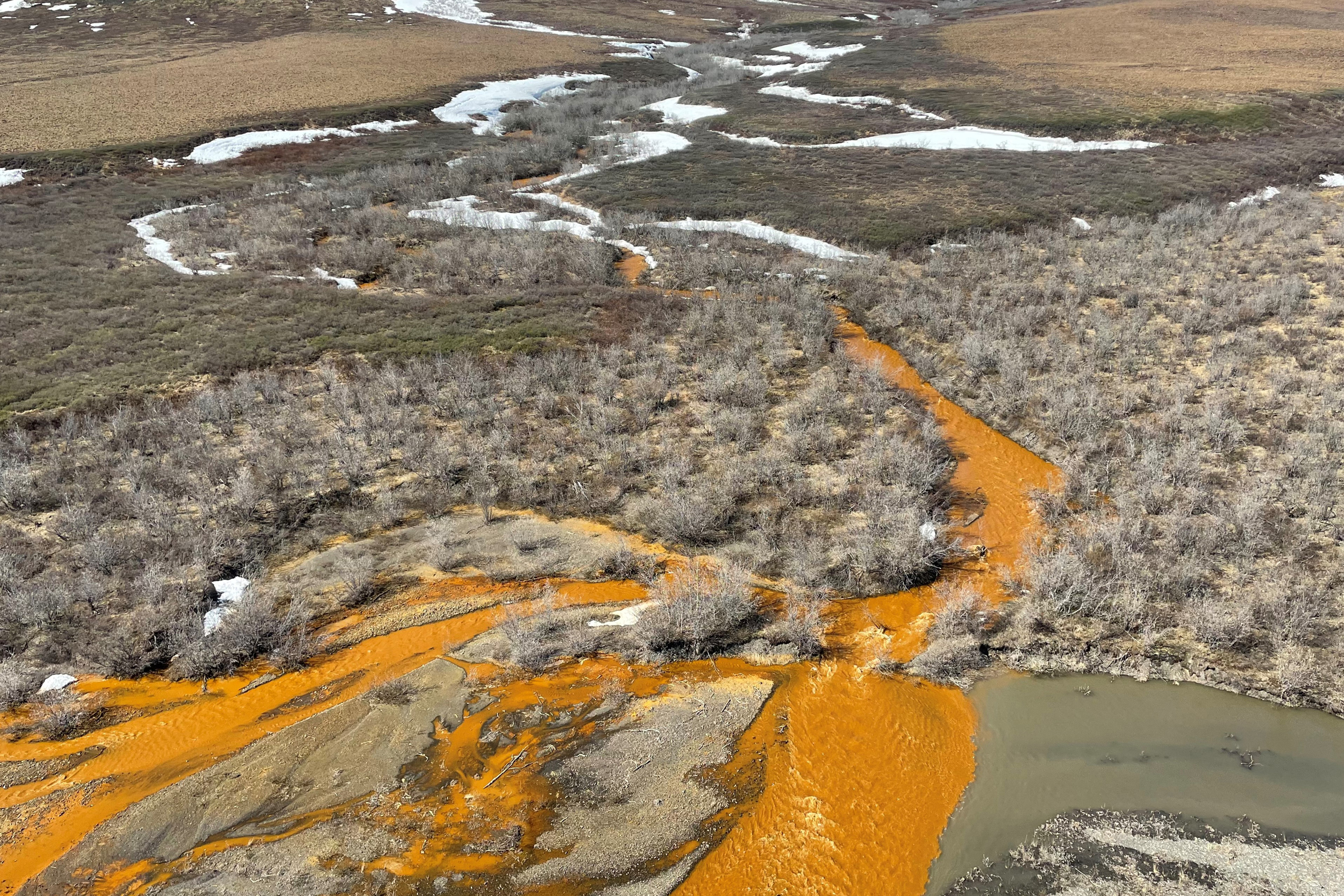 I ricercatori ipotizzano che lo scioglimento del permafrost consenta alle acque sotterranee di fluire attraverso i depositi minerali, provocando l’erosione chimica.  Credito: Josh Koch/USGS