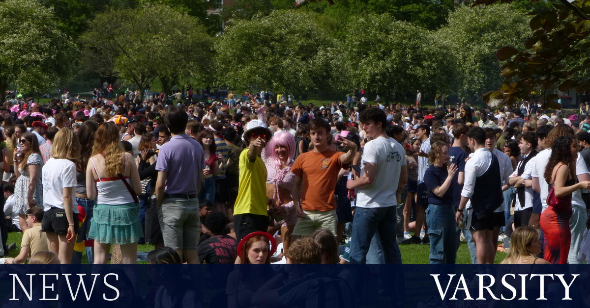Gli studenti di Cambridge si godono il sole per la "migliore" C-Sunday