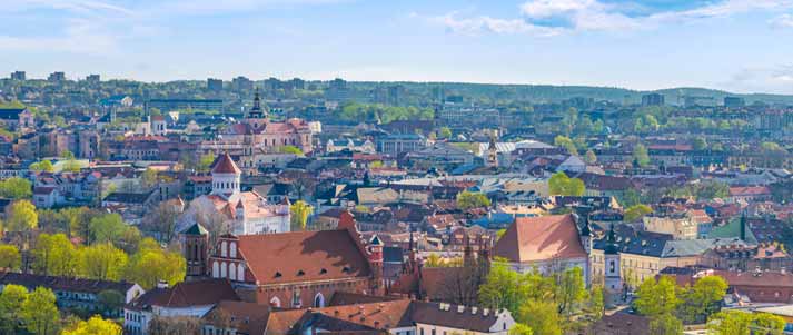 Vista panoramica del centro storico di Vilnius con tanto verde e cielo azzurro