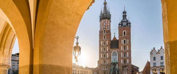 Viste della Basilica di Santa Maria nella piazza principale di Cracovia, in Polonia