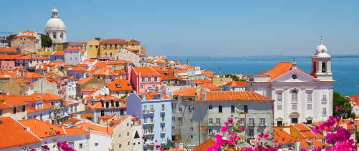 Una vista di Alfama a Lisbona, Portogallo, con il mare in lontananza 