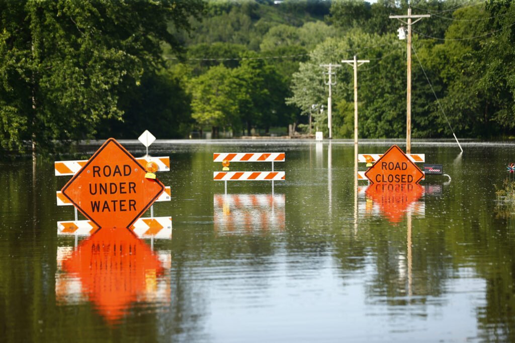 Le inondazioni del Midwest e le ondate di calore diffuse stanno minando i sistemi di trasporto degli Stati Uniti