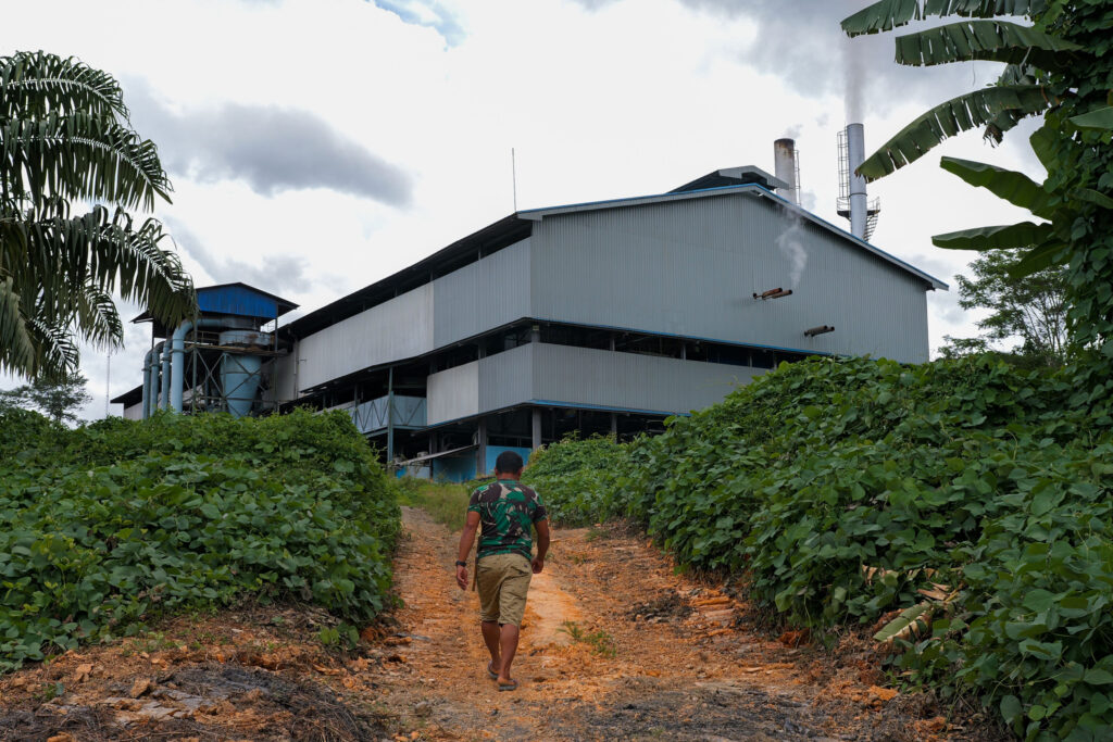 A man walks up to a palm oil factory operated by an Astra Agro Lestari subsidiary in Central Sulawesi, Indonesia. Credit: Seven10 Media/Friends of the Earth