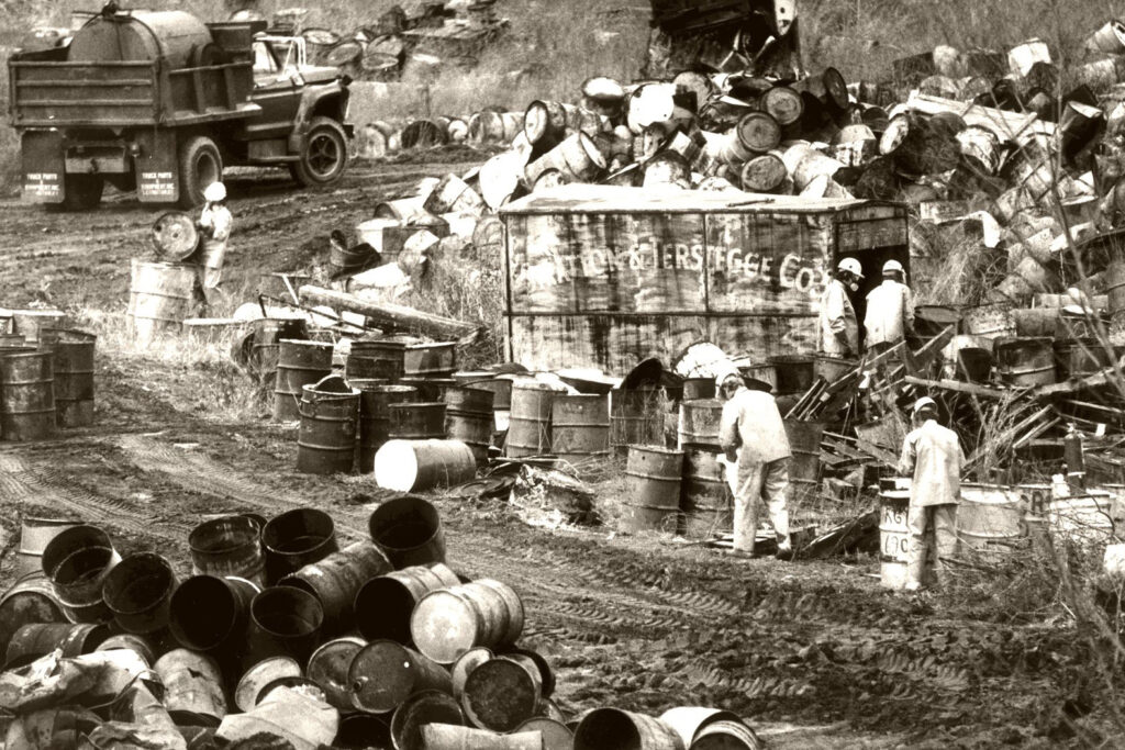 Nel 1979, i lavoratori spostano barili tossici nella "Valley of the Drums" nella contea di Bullitt, Kentucky, per costruire carreggiate e allestire aree di lavoro per i successivi lavori di bonifica. Credito: The Courier Journal File Photo